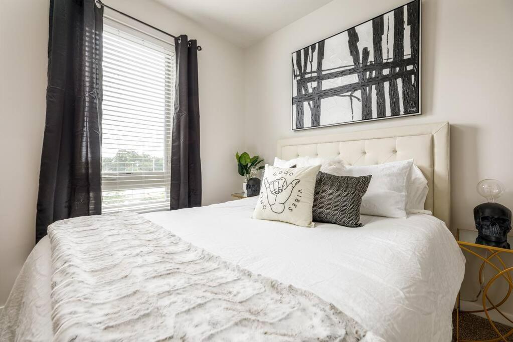 Fun & Trendy Condo Close To Downtown And The Beach Traverse City Ngoại thất bức ảnh